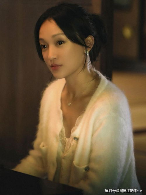 周迅終于高調(diào)美回來(lái),穿開(kāi)衫牛仔褲優(yōu)雅隨性,扎起馬尾清爽又減齡