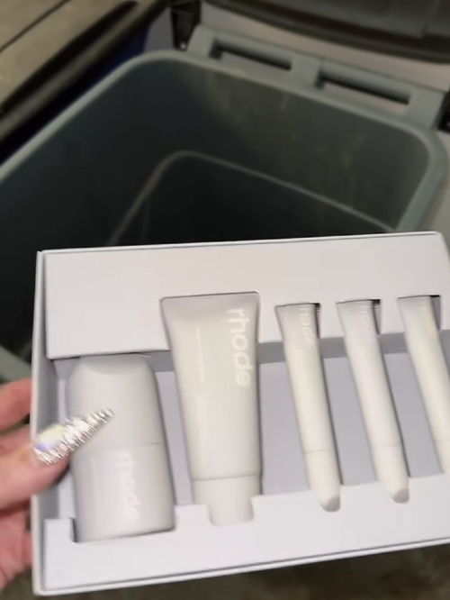 組圖 j姐評價海莉產(chǎn)品無聊 并扔進(jìn)垃圾桶以表示支持賽琳娜