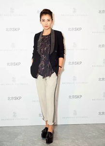 這位姑娘,你的衣服上 長(zhǎng)毛了 不過(guò)很好看,我也喜歡